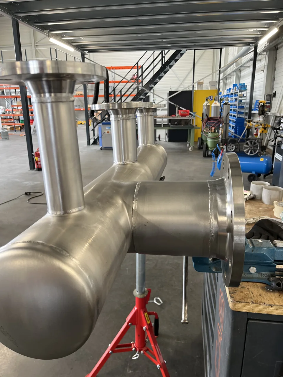Close-up van een TIG-lasnaad op een RVS T-stuk