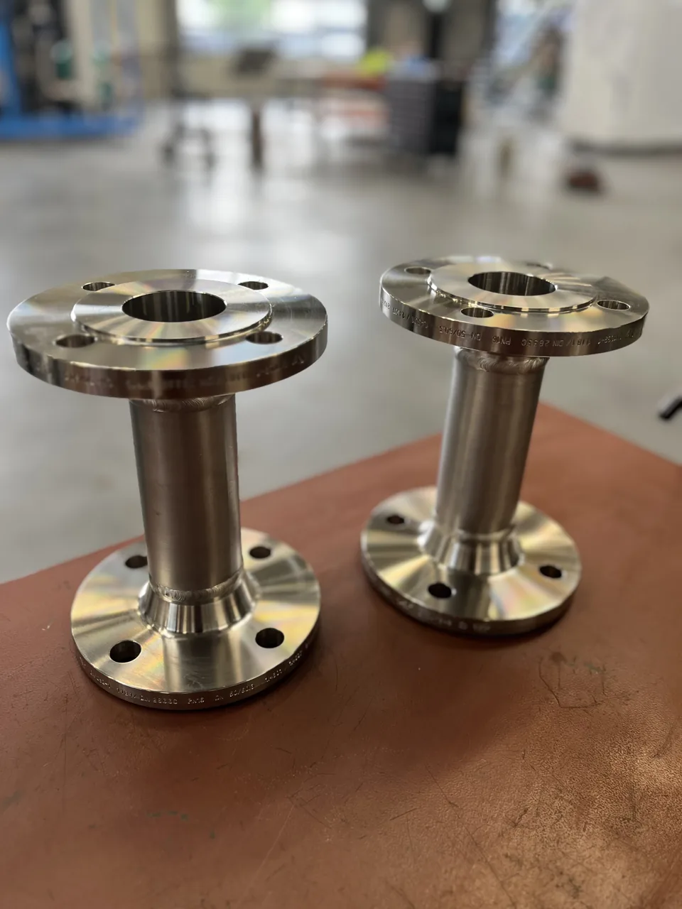 Close-up van twee geprefabriceerde RVS-spoelen met flenzen